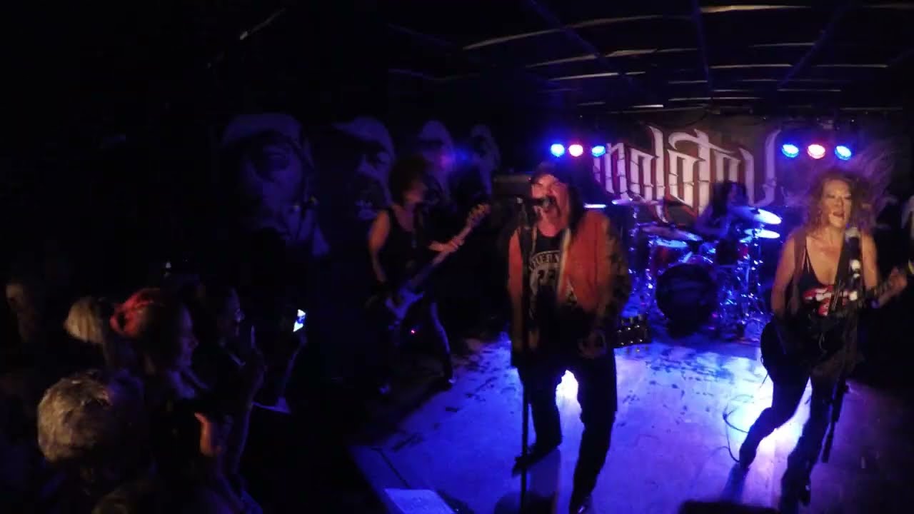 Nashville Pussy - Kicked in the Teeth (ACDC) + Piece of Ass [2018-08-22 le Molotov,Marseille,France]